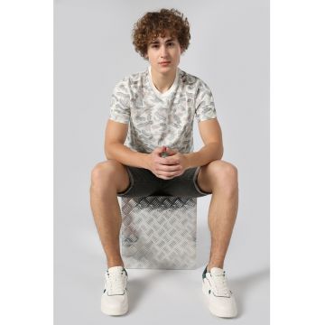 Tricou cu decolteu la baza gatului si model grafic