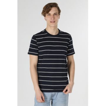 Tricou cu decolteu la baza gatului si model in dungi