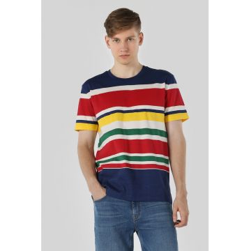 Tricou cu dungi si decolteu la baza gatului Tricou cu dungi si decolteu la baza gatului