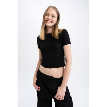 Tricou uni cu decolteu la baza gatului
