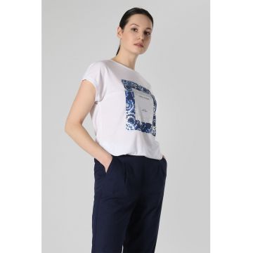 Tricou cu decolteu la baza gatului si imprimeu