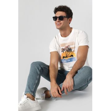 Tricou cu imprimeu si decolteu la baza gatului