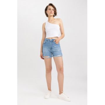 Top crop cu decolteu pe un umar