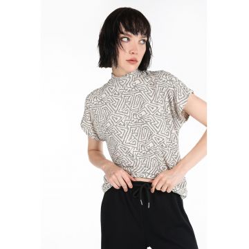Tricou cu model si guler scurt