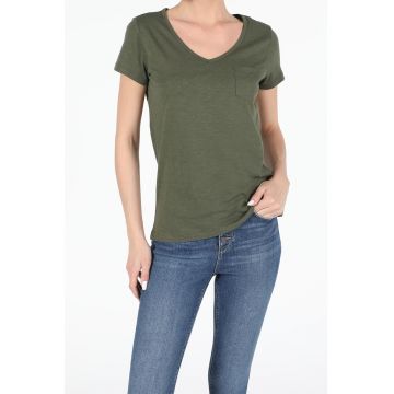 Tricou cu decolteu in V si buzunar aplicat pe piept