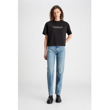 Tricou cu decolteu la baza gatului - logo si model abstract