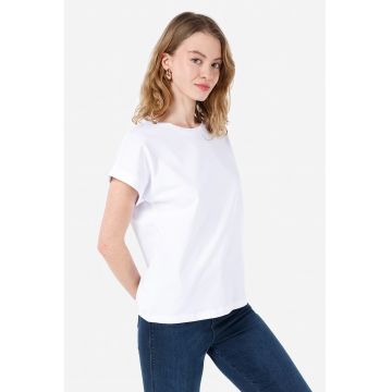 Tricou lejer cu decolteu la baza gatului